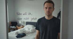 Bindungsangst beim Mann: Warum er Nähe sucht und gleichzeitig abblockt - Mann mit Bindungsangst im Spiegel – Nähe will, aber abblockt